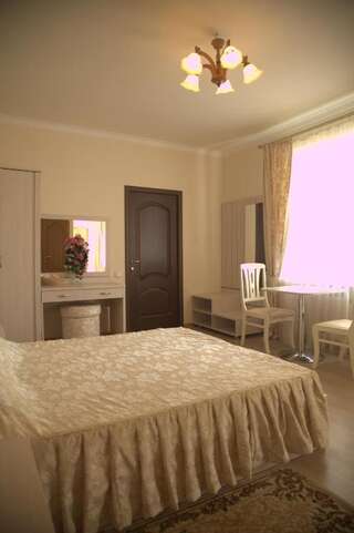 Гостиница Версаль Краснодар Улучшенный двухместный номер с 1 кроватью или 2 отдельными кроватями-1