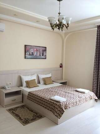 Гостиница Версаль Краснодар Улучшенный двухместный номер с 1 кроватью или 2 отдельными кроватями-5